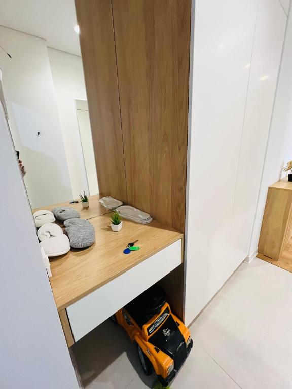a room with a wooden desk in a room at Apartament white in Chişinău