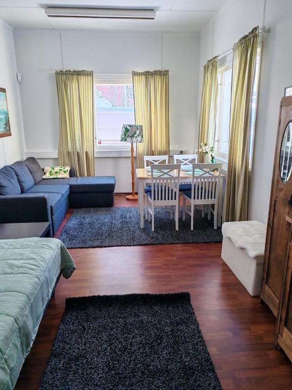 a living room with a couch and a table at Huone 2-4 henkilölle Inkoossa in Inkoo
