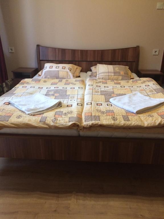 Postel nebo postele na pokoji v ubytování Rózsakert Panzió