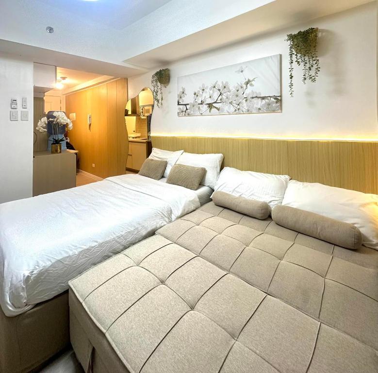 a bedroom with a large white bed in it at 2 Bed Studio with Panoramic Sunrise View & BigBalcony in San Fernando