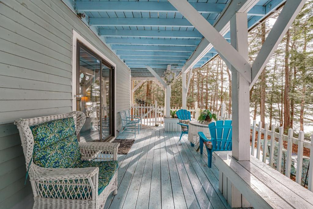 a porch with wicker chairs and a blue ceiling at 3 Mi to Bath Historic District! Stylish Studio in Harding