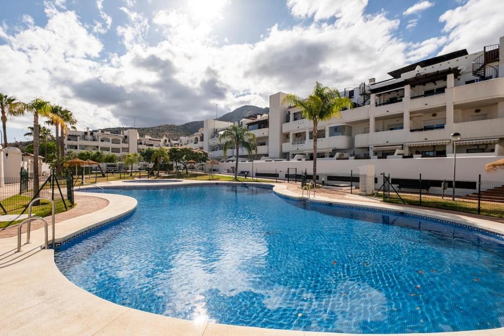 Benalmádena, apartamento con piscina y pista de pádel