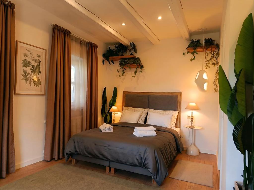 a bedroom with a bed with two towels on it at Őri Art Inn in Őriszentpéter
