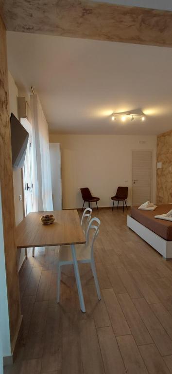 a living room with a table and a bed at Roccazzo 16 in Cefalù