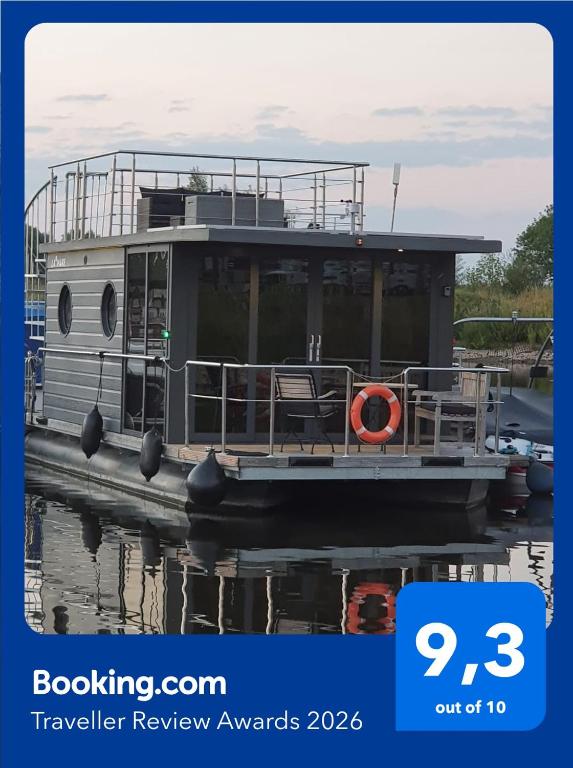 a boat is docked on the water at Hausboot Lucky in Hattem