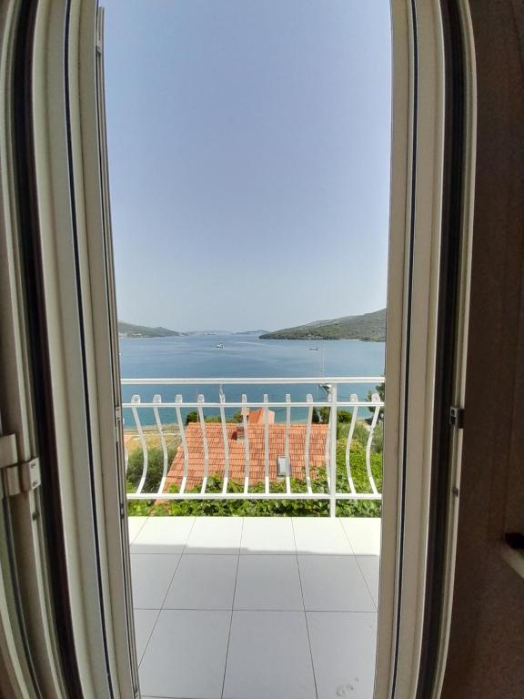 a view of the ocean from a window at Apartmani Mare Palada in Marina