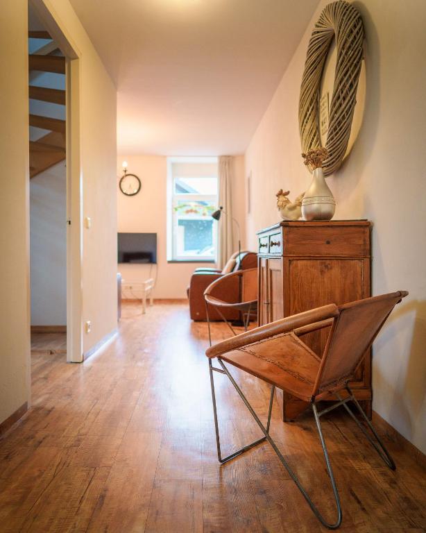 a living room with a chair and a table at De Moolt Vakantiewoningen in Eckelrade