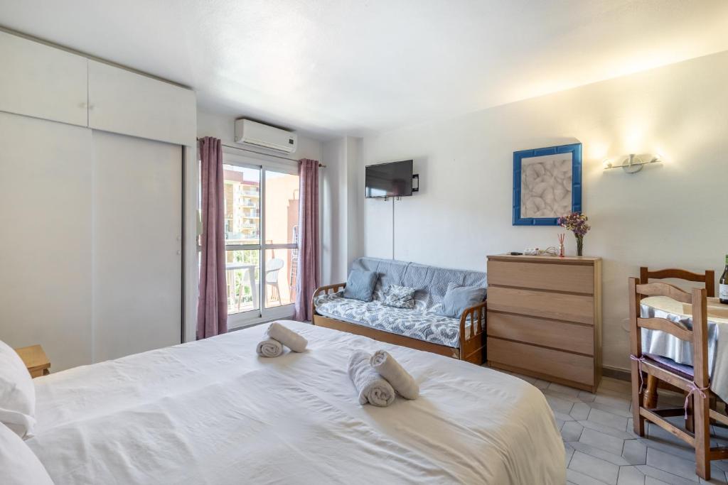 AA Guest - Jupiter Sea View Eco Apartment with Swimming Pools