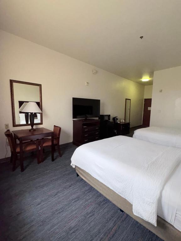 Country Inn & Suites by Radisson, Terrell - Quadruple Room With Two Queen Beds - Non Smoking
