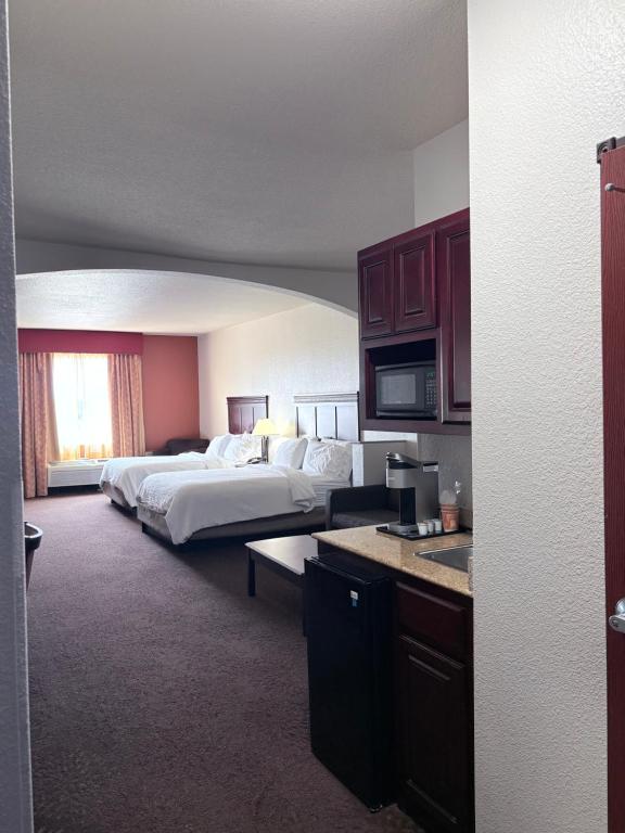 Country Inn & Suites by Radisson, Terrell - Queen Suite With Two Queen Beds - Non Smoking