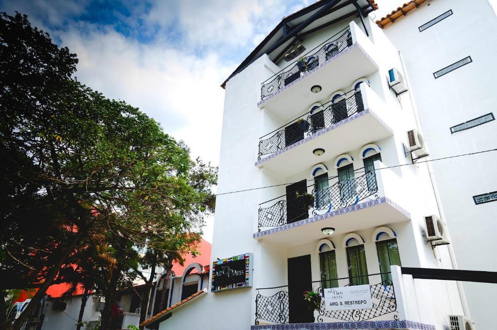 ein weißes Gebäude mit Balkonen in der Unterkunft Hotel Arthaus in Asunción