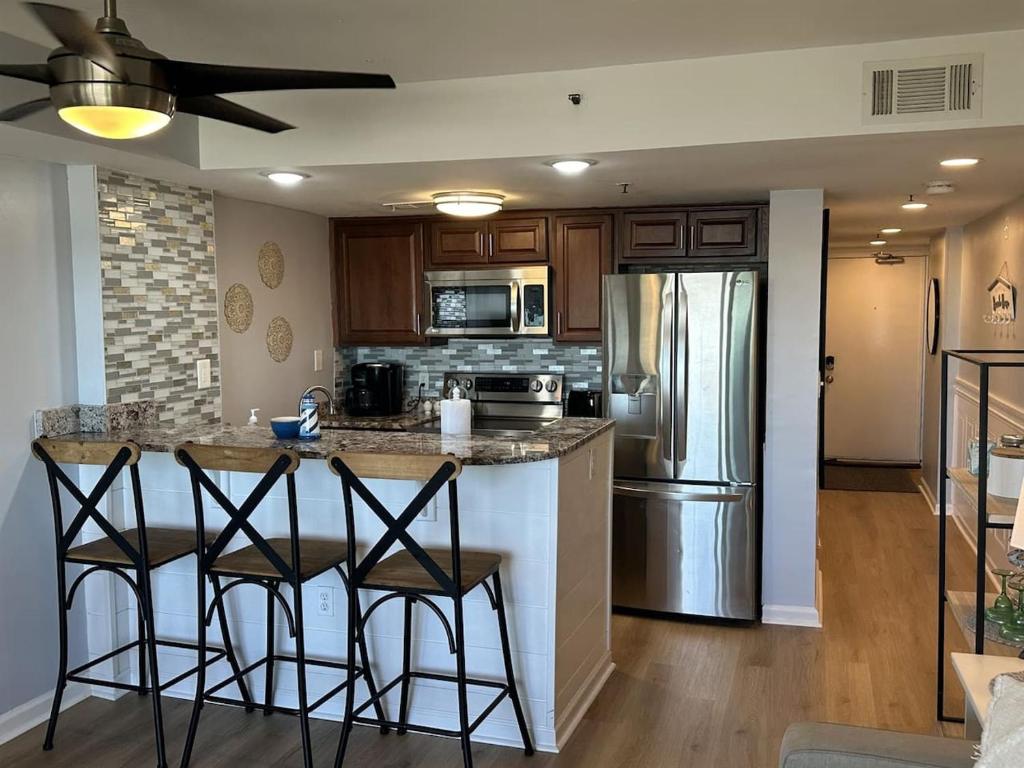 Ocean Front Condo-Beach Front Pool Hottub Elevator