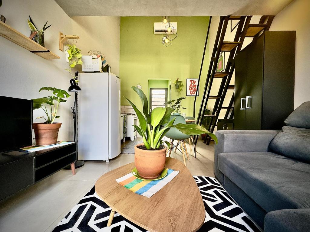 a living room with a couch and a table at Loft Confortável e Tranquilo - Fernandópolis in Fernandópolis