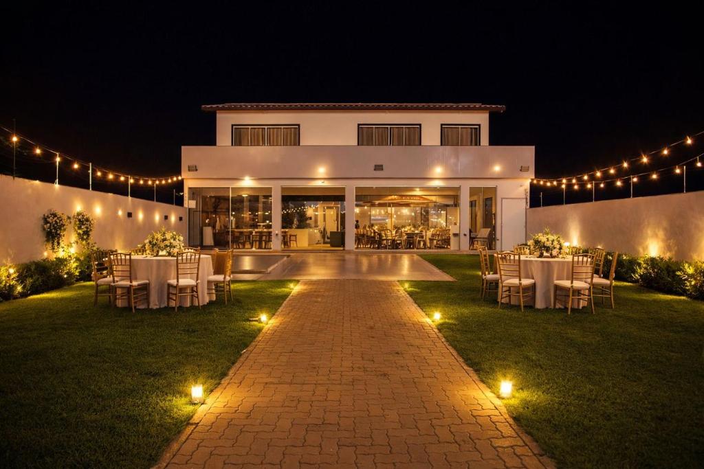 a wedding reception in front of a building at night at Espaço Villa Manguinhos in São Francisco de Itabapoana