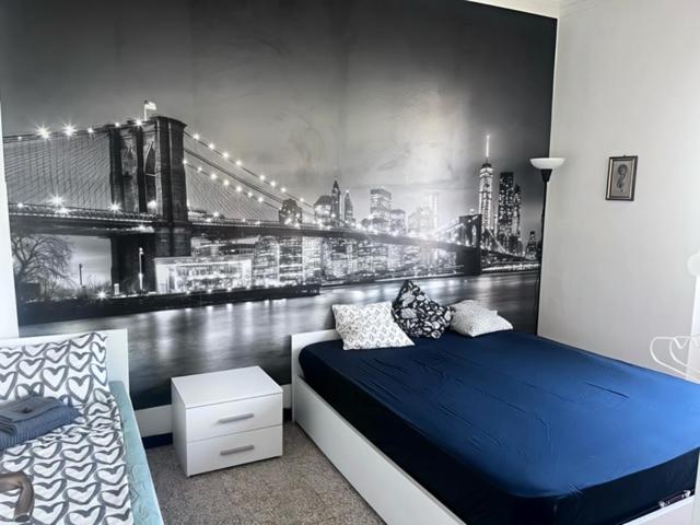 a bedroom with a large mural of a bridge at Appartamento Treviglio-centro in Treviglio