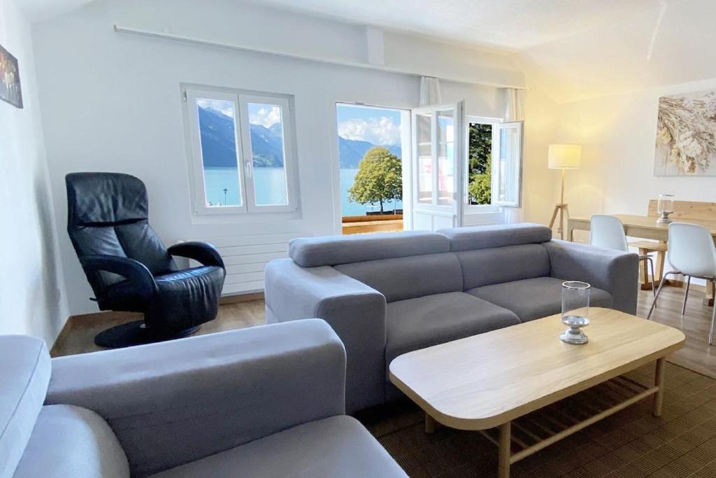 a living room with a couch and a table at Apartment mit Balkon in Brienz