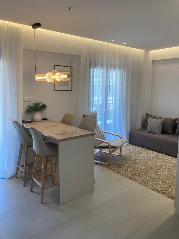 a kitchen and living room with a table and chairs at La casa di Zoe in Flogita