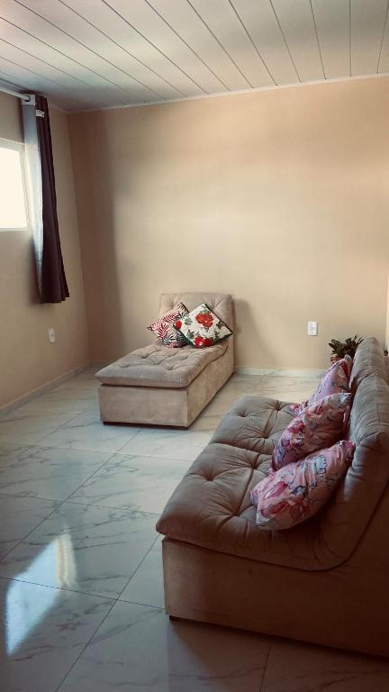 a living room with two couches and a couch at Suíte Luxo Casal Duplo in Areia