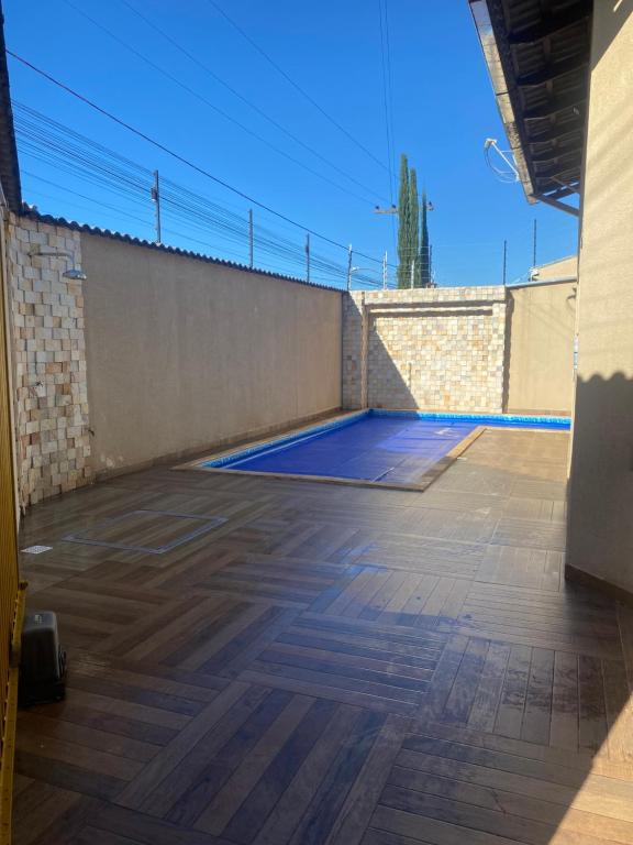 a swimming pool in the middle of a patio at Casa Betel in Anápolis
