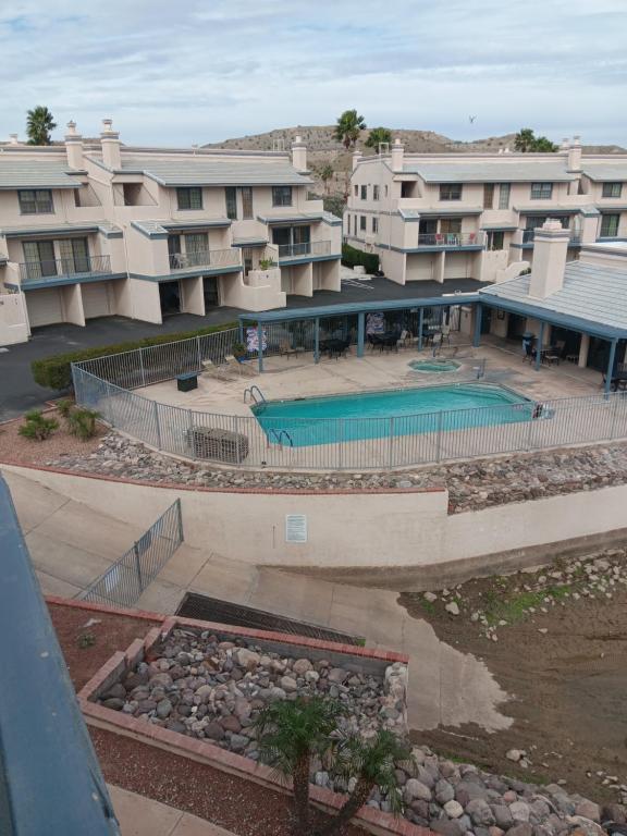 an aerial view of an apartment complex with a swimming pool at Beautiful Riverview Condo with Boatlaunch in Bullhead City