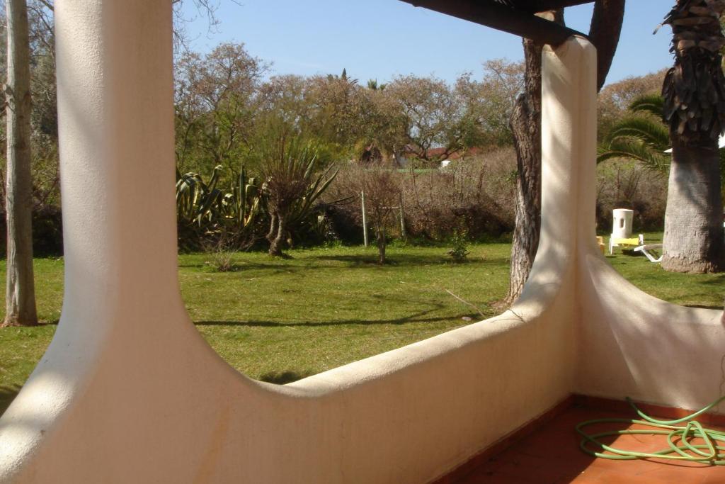 ヴィラモウラにあるOrange Tree Villaの庭の丸窓からの眺め