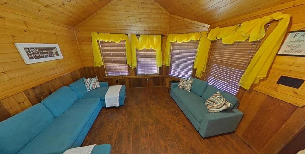 an overhead view of a living room in a cabin at MeMaws Country Cabin in Pipe Creek