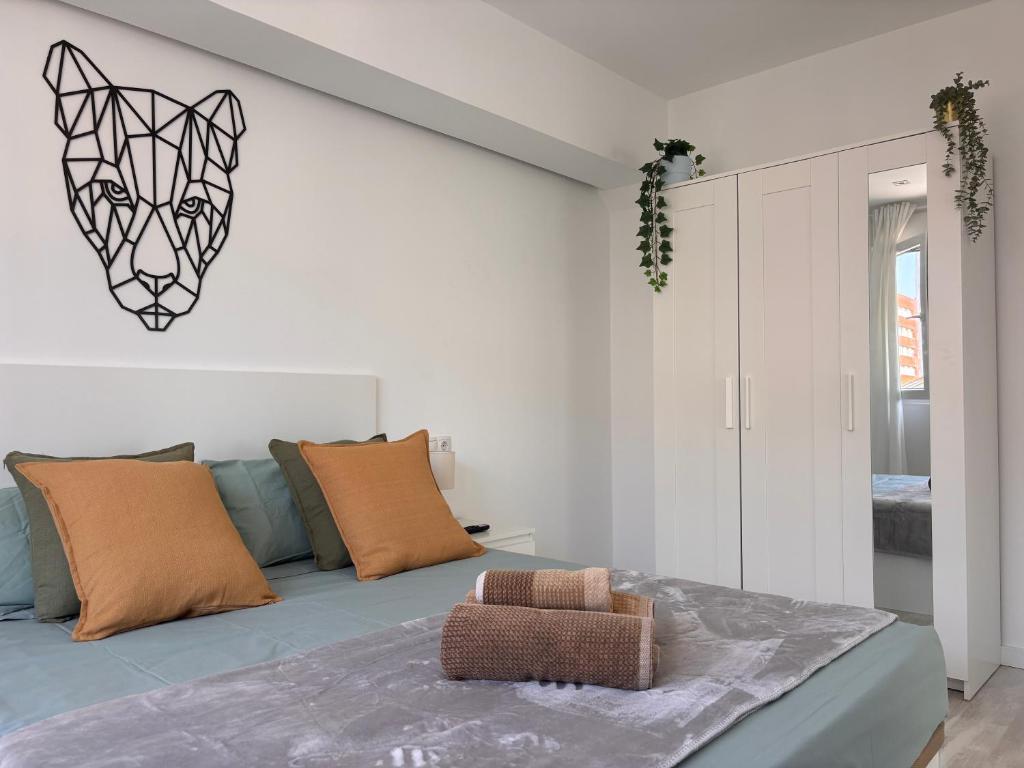 a living room with a blue couch with orange pillows at LOFT Céntrico MALIAÑO - DUA ROOMS in Camargo