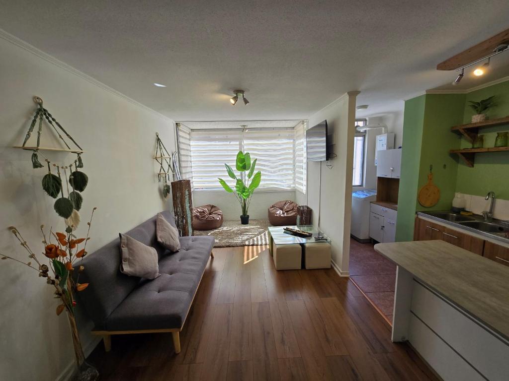 a living room with a couch and a table at Céntrico y cómodo departamento in Los Andes