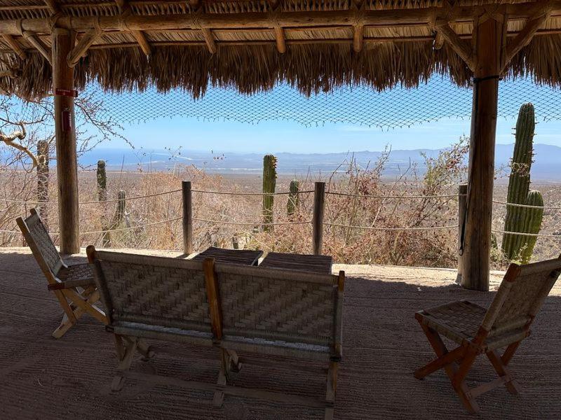 Zwei Stühle und ein Tisch auf einer Veranda mit Aussicht in der Unterkunft Ancón Vistamar in La Paz