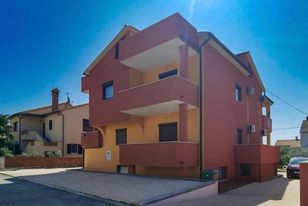 Apartments with parking space Novigrad - 24976