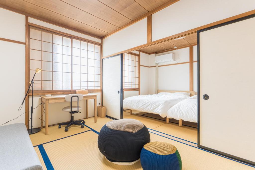 a bedroom with a bed and a desk with a mirror at オオジンマチ ハイツ302 in Takayama