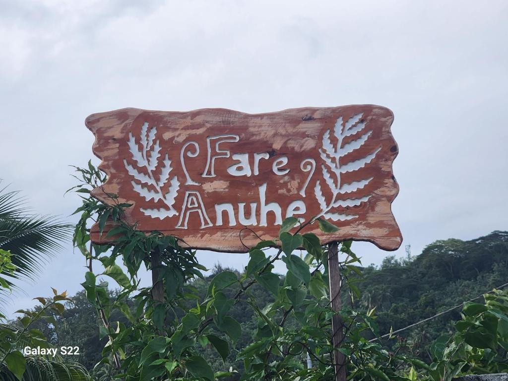 ein Schild mit der Aufschrift "Feuer frei" darauf in der Unterkunft Fare anuhe in Bora Bora