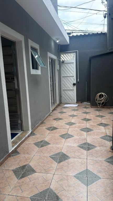 an empty room with a door and a tile floor at Host Família Catarina in Guarulhos