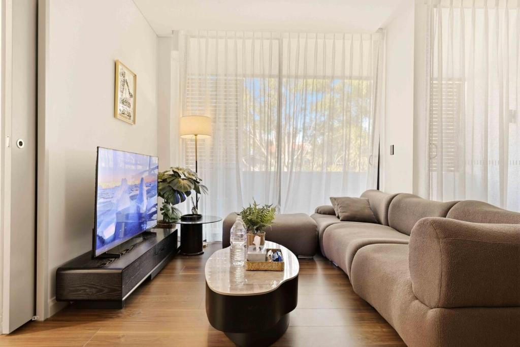 Chic 2BR Retreat in Vibrant Gladesville - Housity