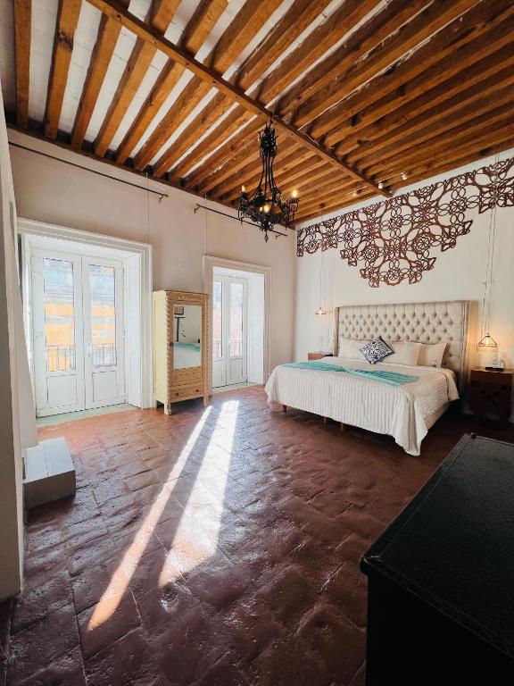 a large bedroom with a bed and a wooden ceiling at Mansion Von Humboldt in Guanajuato