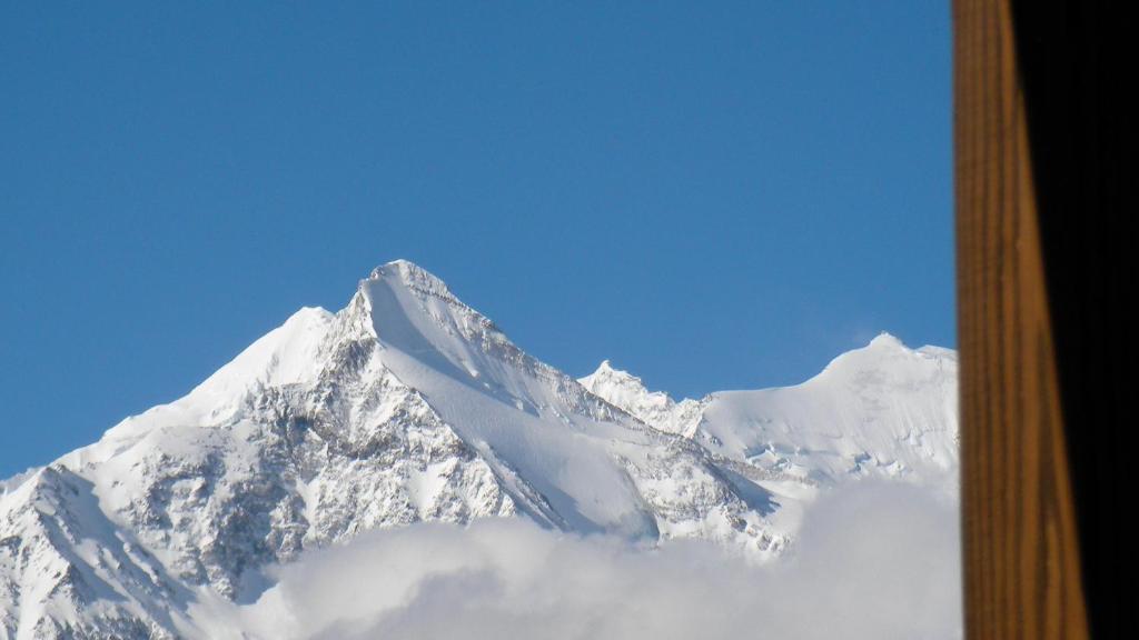 Pemandangan gunung umum atau pemandangan gunung yang diambil dari apartmen
