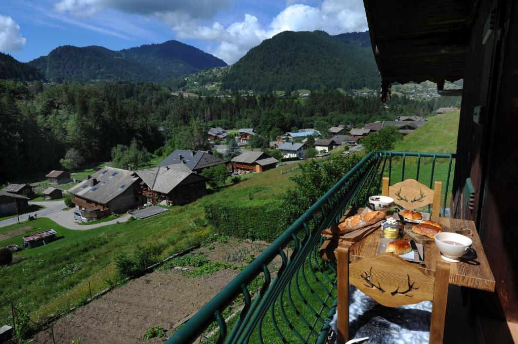 Ein allgemeiner Bergblick oder ein Berglick von der Ferienwohnung aus