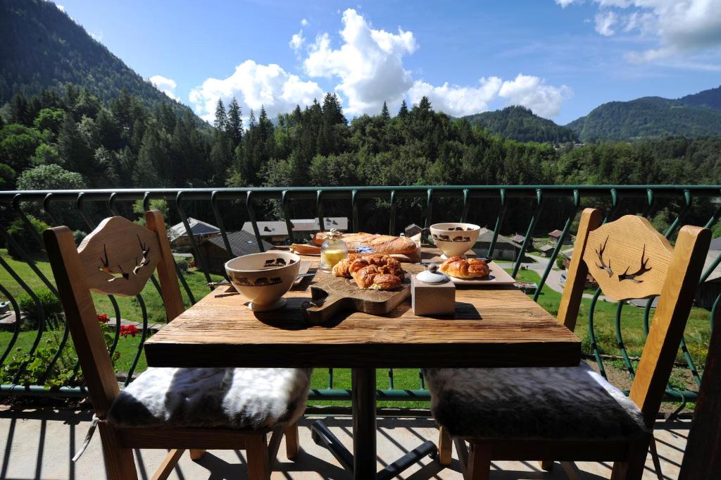 Ein allgemeiner Bergblick oder ein Berglick von der Ferienwohnung aus