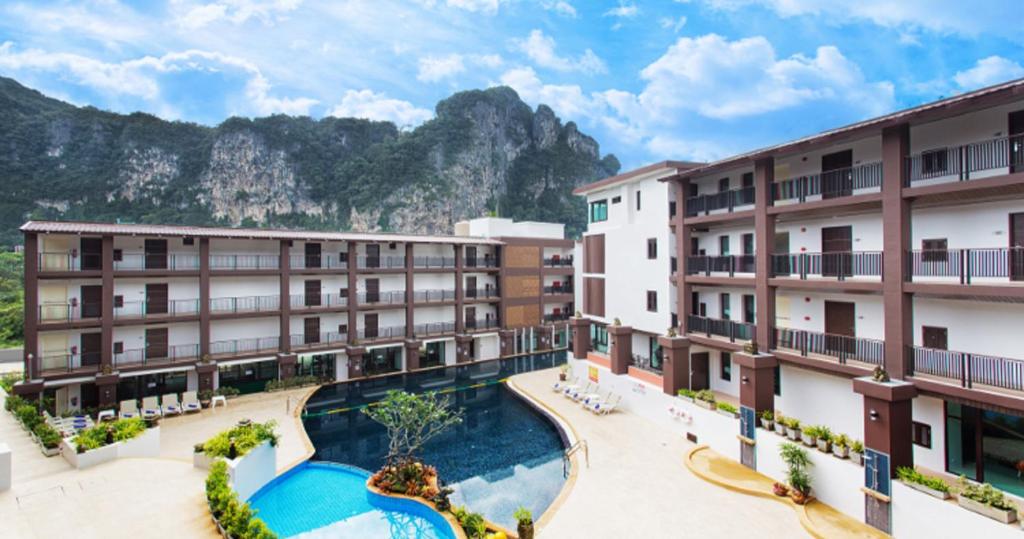 een uitzicht op een hotel met bergen op de achtergrond bij The Lai Thai Luxury Condominiums- Sha Extra Plus in Ao Nang Beach