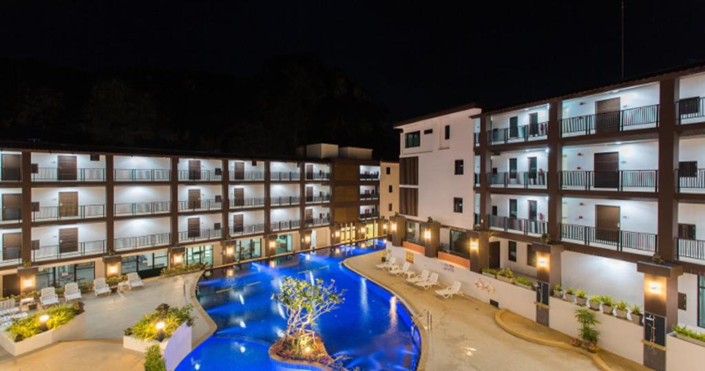 Bazén v ubytování The Lai Thai Luxury Condominiums nebo v jeho okolí