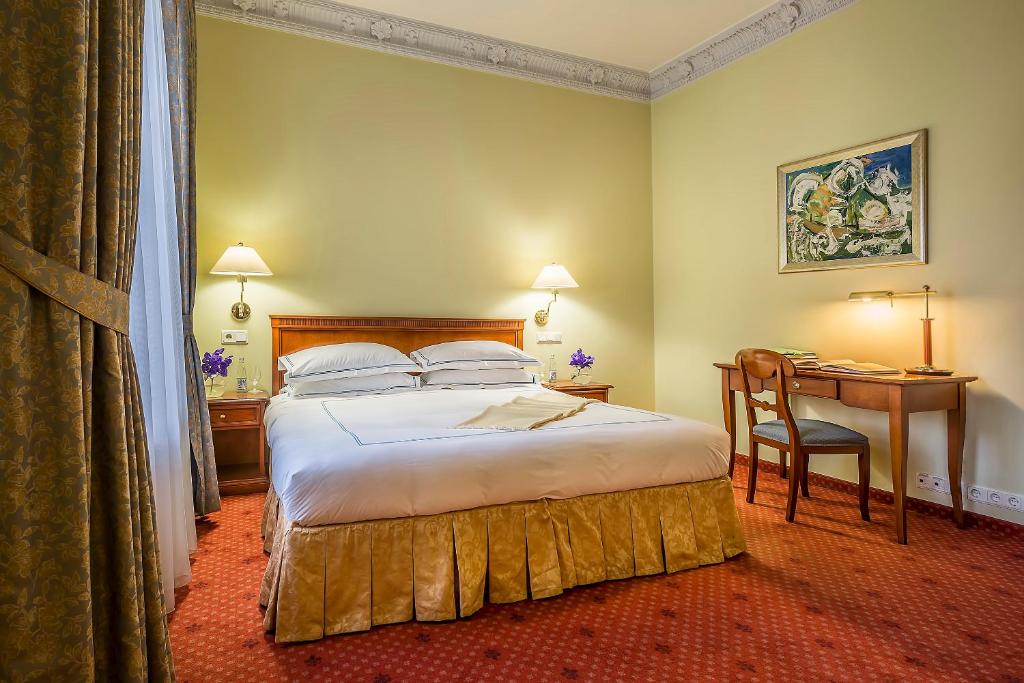 Postel nebo postele na pokoji v ubytování Grotthuss Boutique Hotel Vilnius