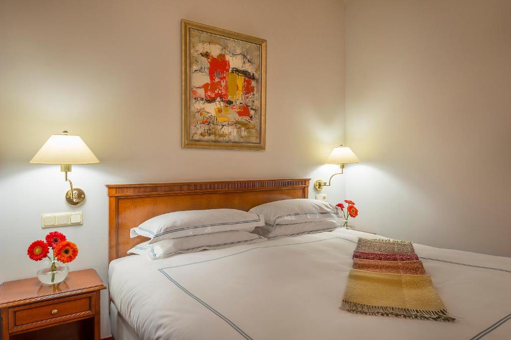 Postel nebo postele na pokoji v ubytování Grotthuss Boutique Hotel Vilnius