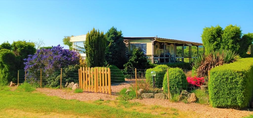 a garden in front of a house at Le petit Paradis d'Hetty in Buxières-sous-Montaigut