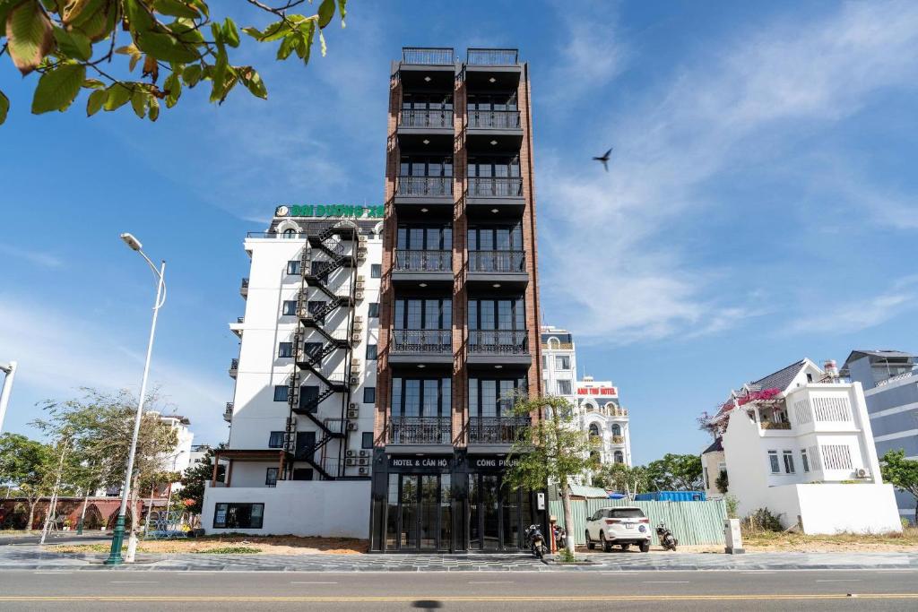a tall building on the side of a street at Hotel & Apartment Cong Phung in Ấp Bình Hưng