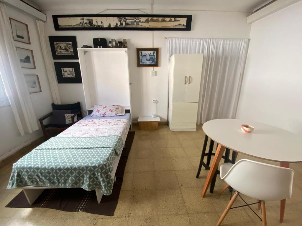 a small room with a bed and a table at La Santiaga Sólo para chicas in Córdoba