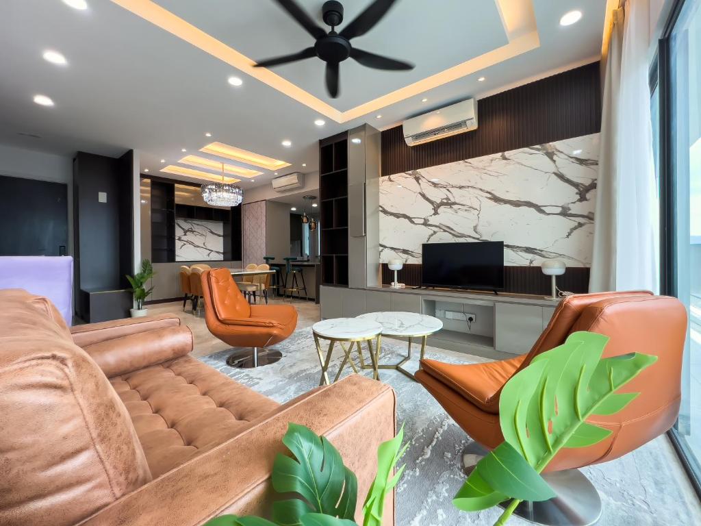 a living room with a couch and chairs at Luxury Condo Datum Jelatek Near KLCC,free Parking in Kampong Datok Keramat