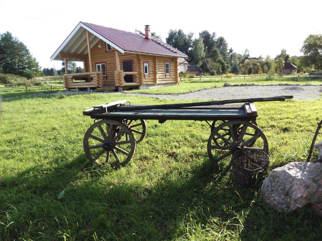 プシュキンスキエ・ゴリにあるCottage in Kirillovoの丸太小屋前の木製の荷台