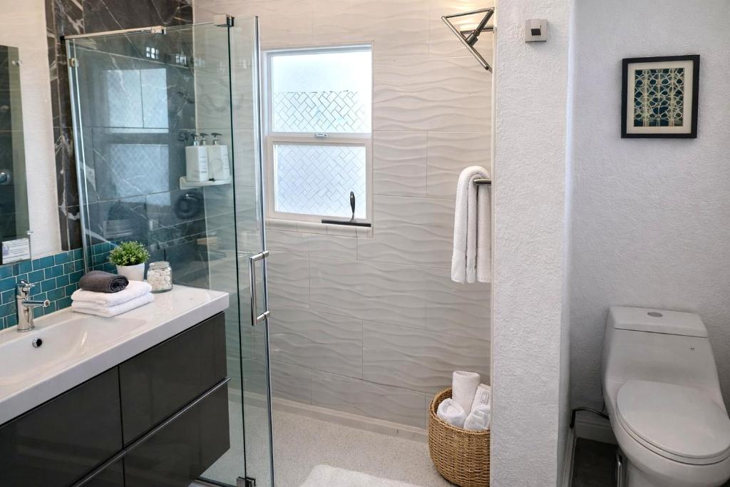 CasaViva Pacifica - 2BR Sleeps 10 with Firepit, BBQ & Shared Yard - Walk to Hillcrest Fun, Near Zoo, Balboa Park & Beaches photo