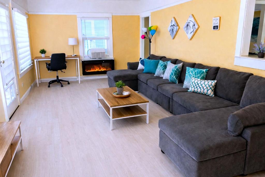 CasaViva Pacifica - 2BR Sleeps 10 with Firepit, BBQ & Shared Yard - Walk to Hillcrest Fun, Near Zoo, Balboa Park & Beaches photo