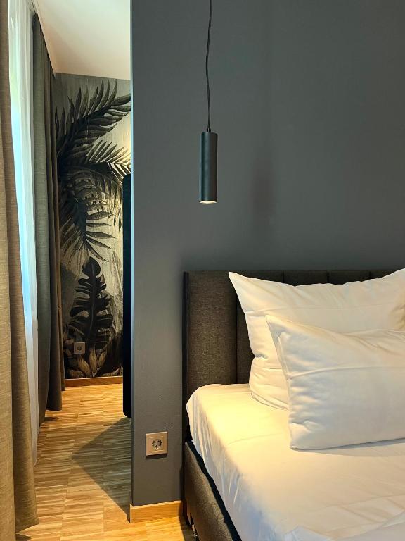 a bedroom with a bed and a painting on the wall at Green Nights Hotel in Dettelbach